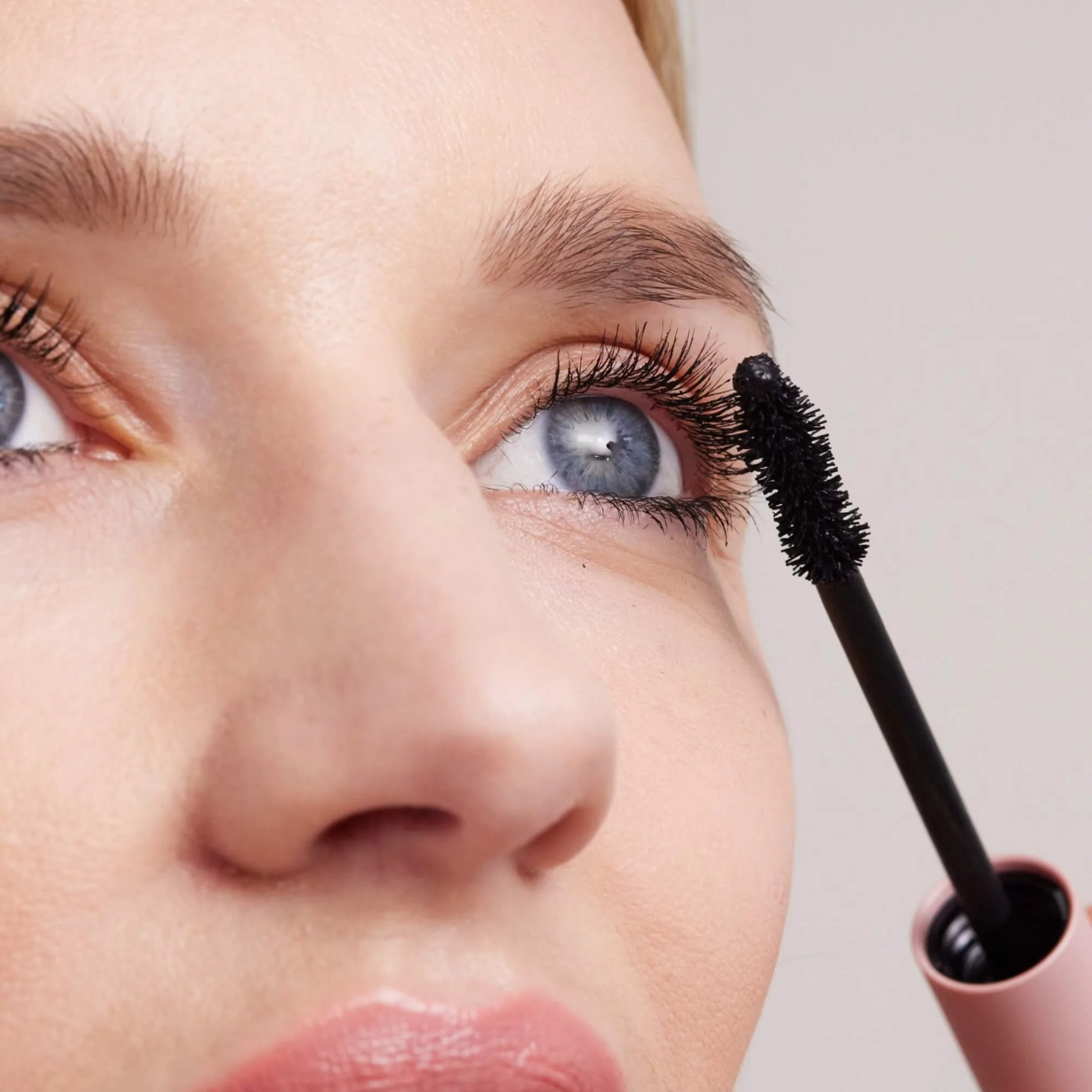 4-in-1 Mascara - Image 4